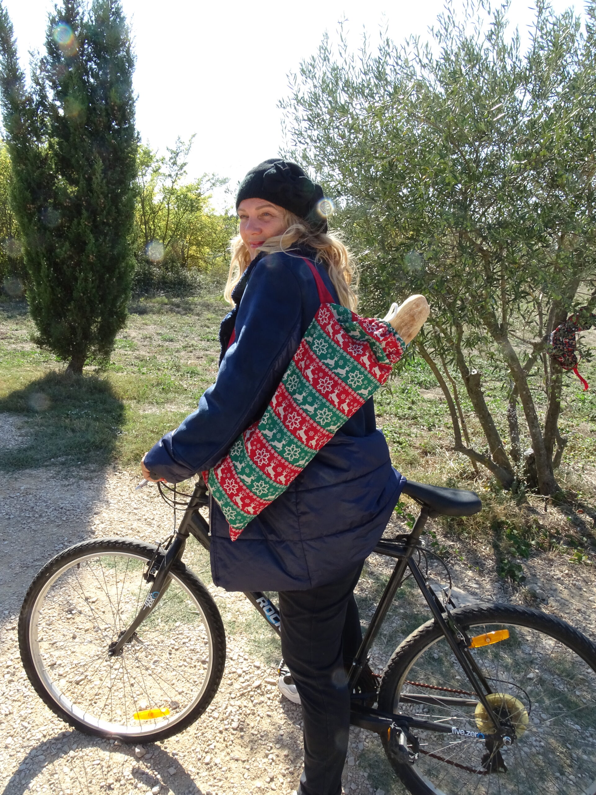 Sac à pain spécial noël en coton rouge et vert motifs rennes et flocon de neige blanc